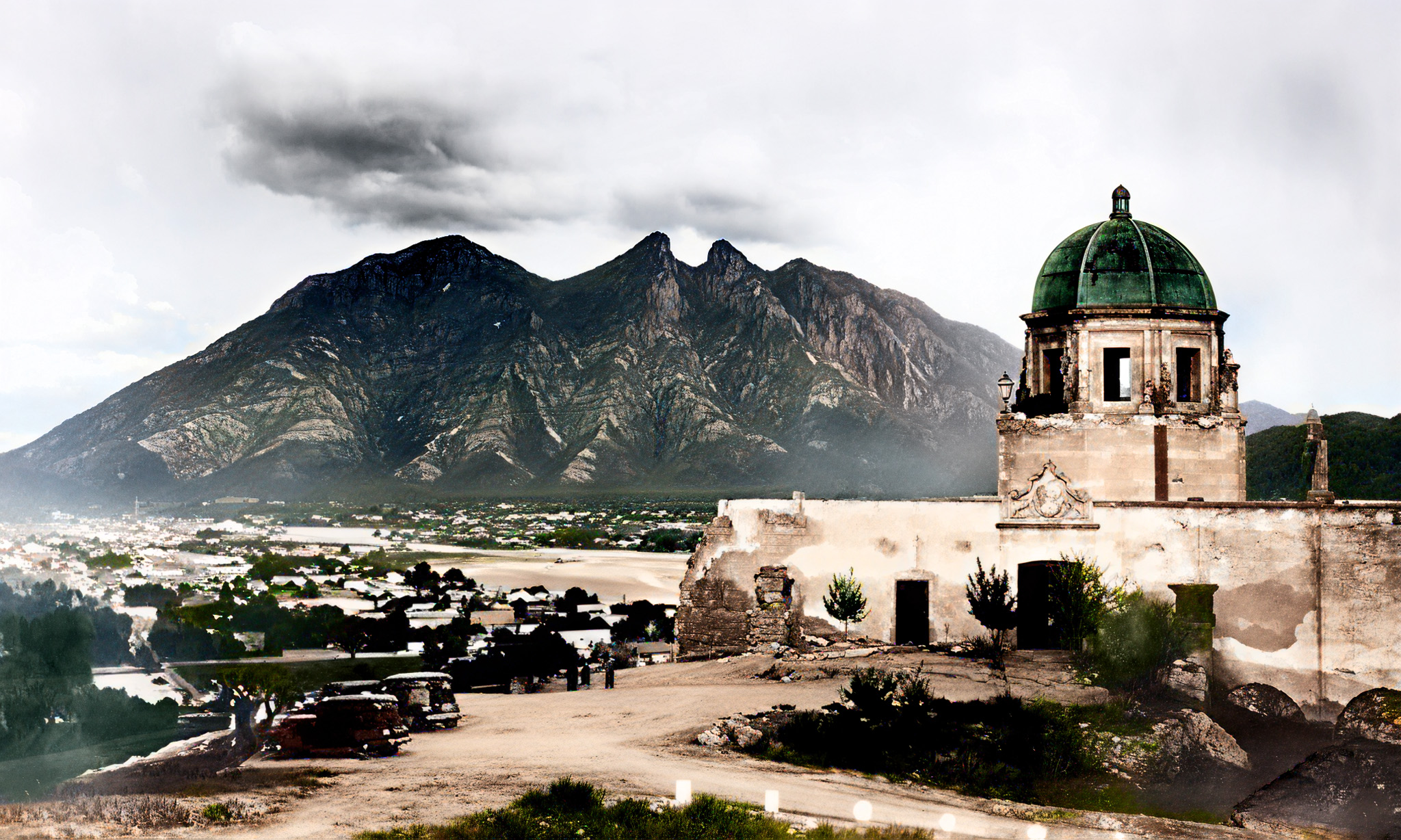 Fotografía antigua del Obispado de Monterrey en los años 30s, con autos de época y vista al Cerro de la Silla, restaurada digitalmente